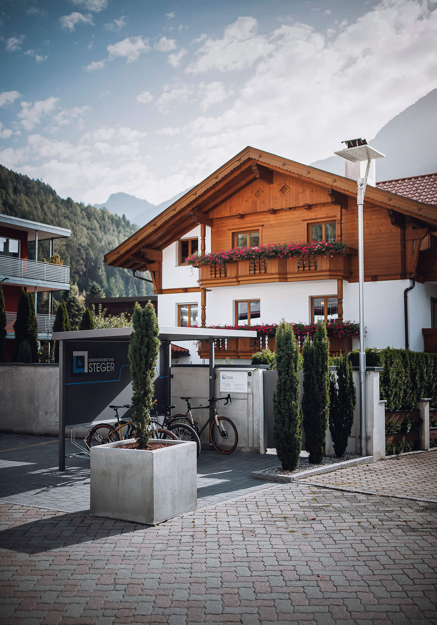 L'edificio degli uffici dall'esterno - Elaborazione dati Steger