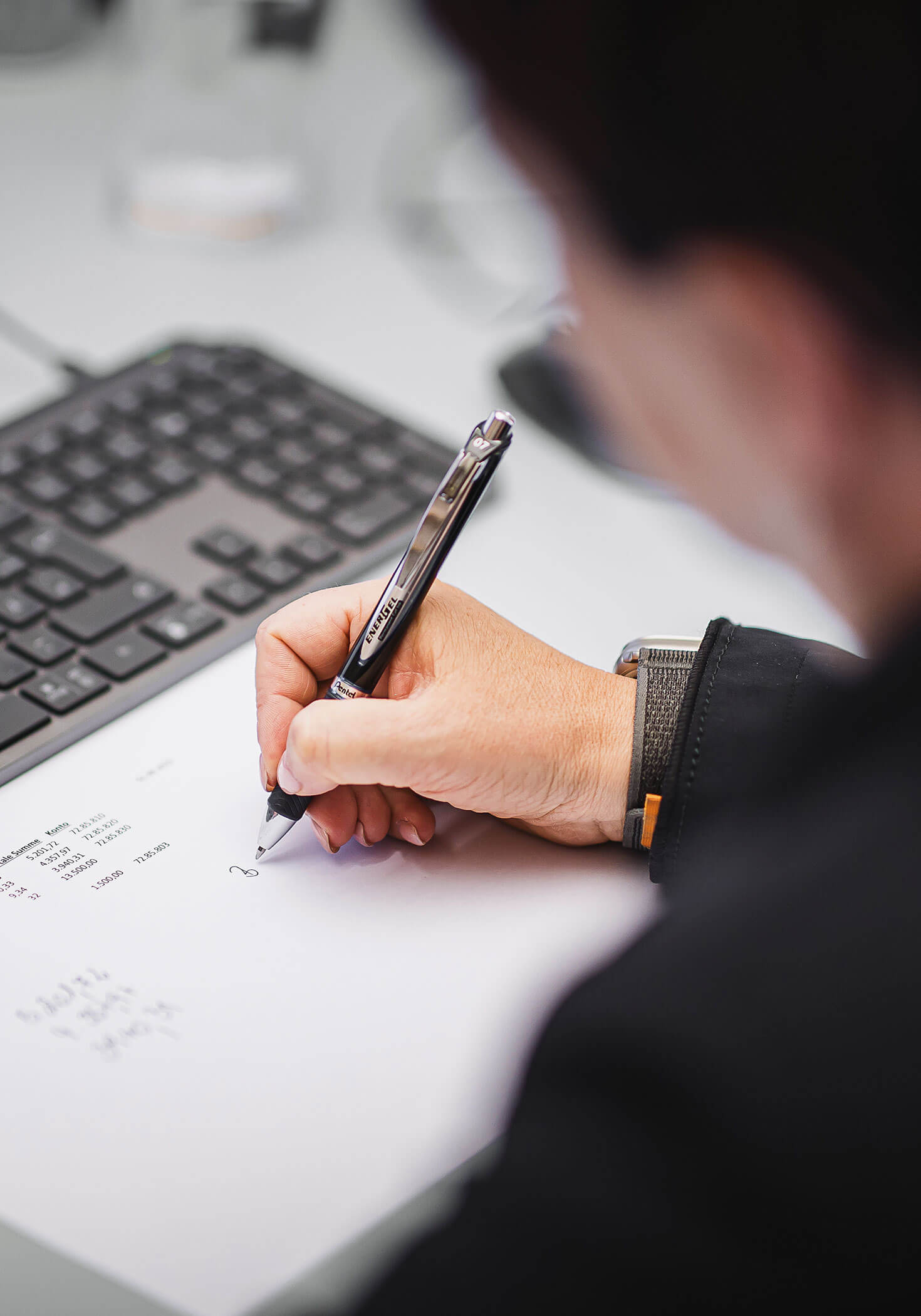 Büroangestellte sieht sich die Bilanz an - Datenverarbeitung Steger