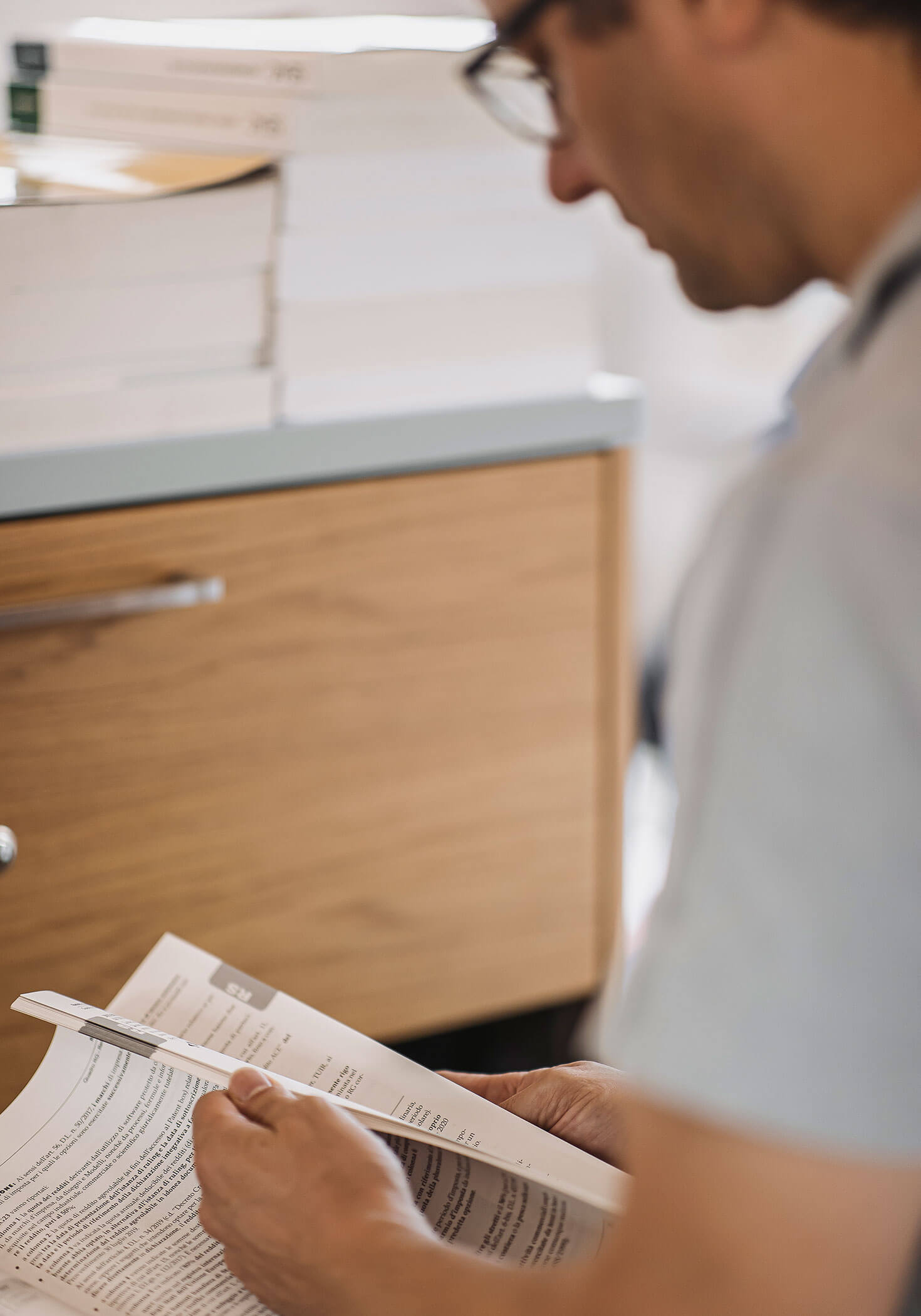 Mitarbeiter blättert durch die News & Rundschreiben zum Thema Buchhaltung - Datenverarbeitung Steger