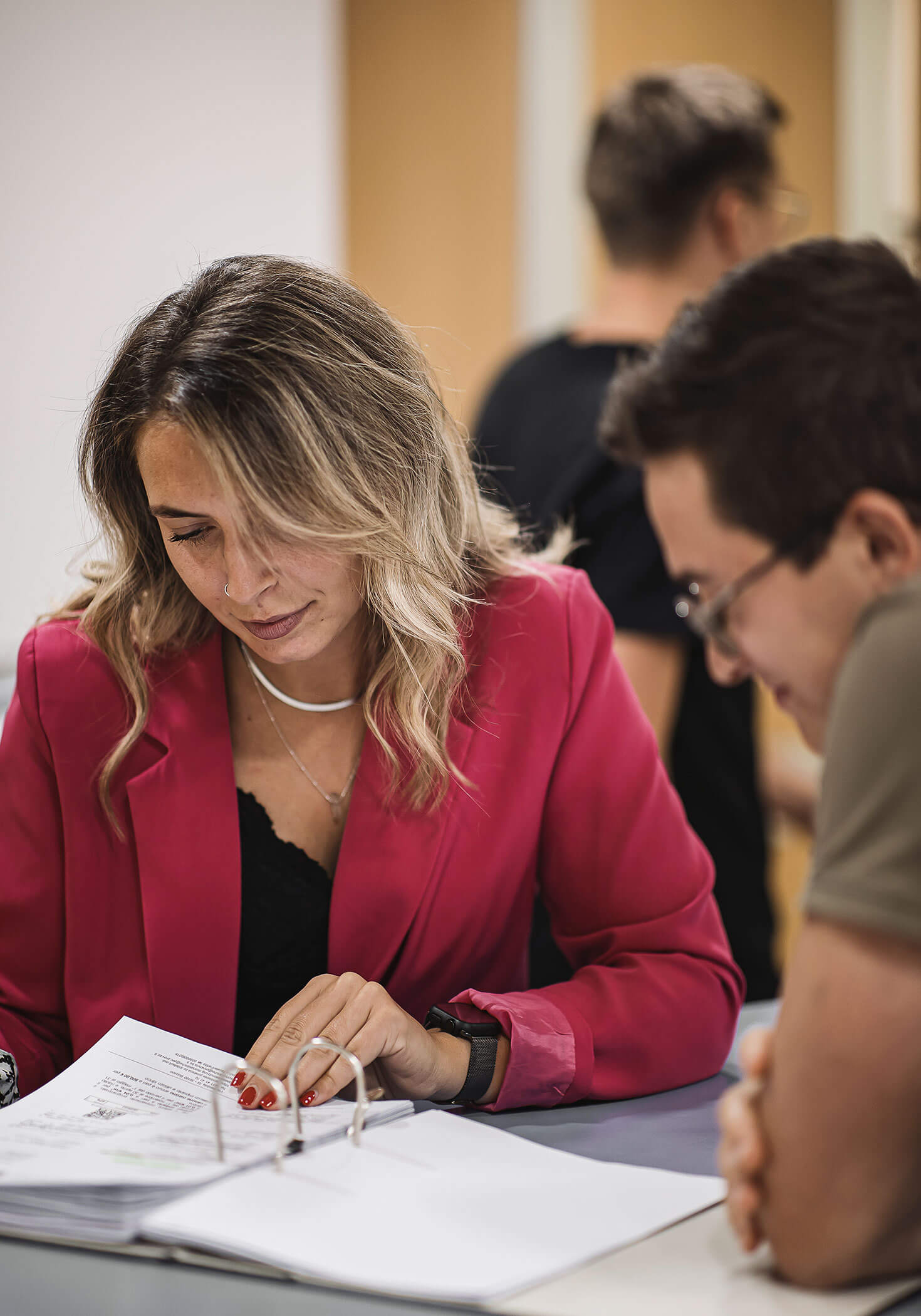 Due impiegati che sfogliano un file di clienti - Elaborazione dati Steger