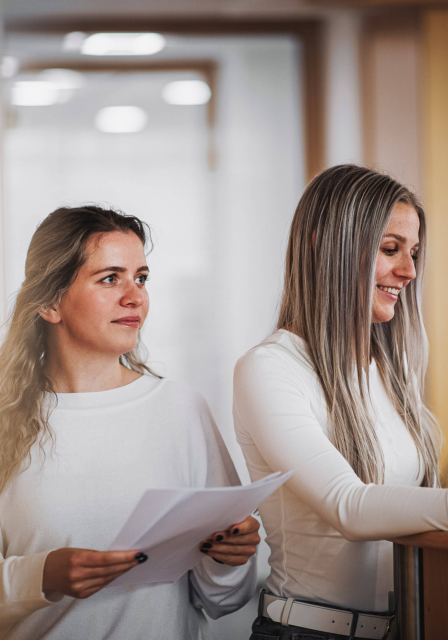 Due donne al lavoro in ufficio - Elaborazione dati Steger