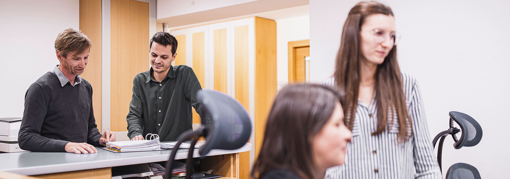 Un ufficio pieno di dipendenti al lavoro - Elaborazione dati Steger