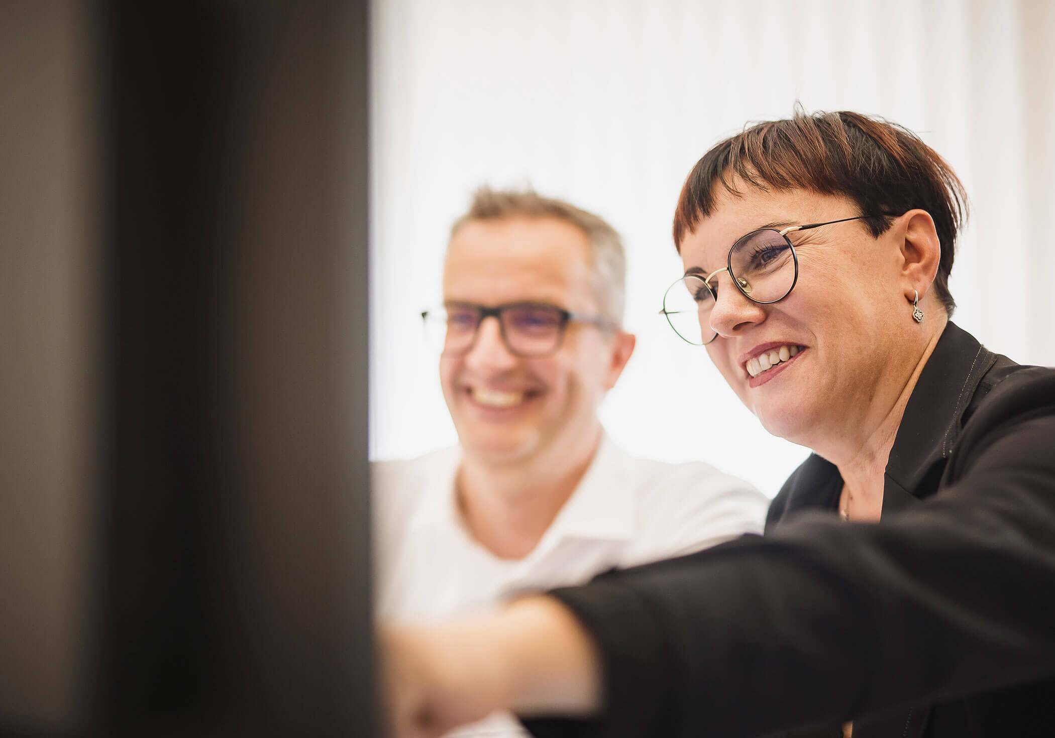 I responsabili esaminano insieme le candidature spontanee - Elaborazione dati Steger