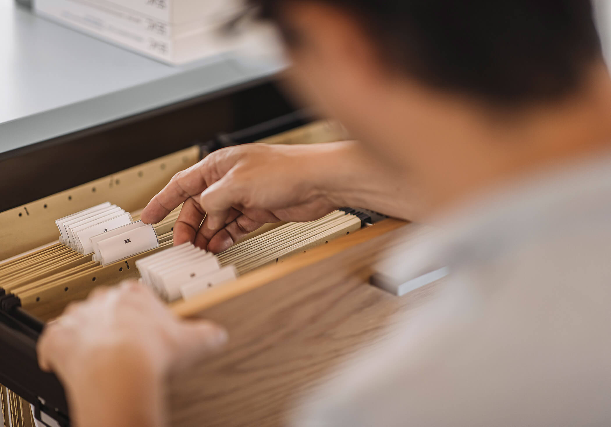 Un uomo cerca la cartella giusta nell'archivio - Elaborazione dati Steger