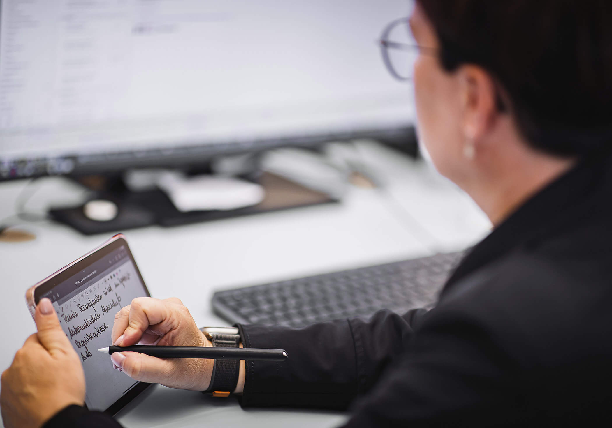 Un dipendente prende appunti sul suo tablet - Elaborazione dati Steger
