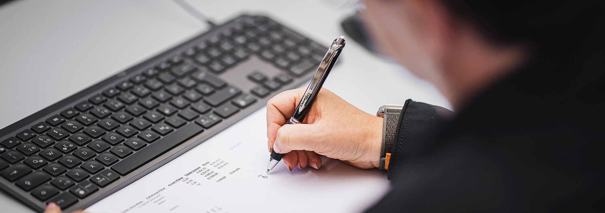 Un impiegato guarda il bilancio - Elaborazione dati Steger