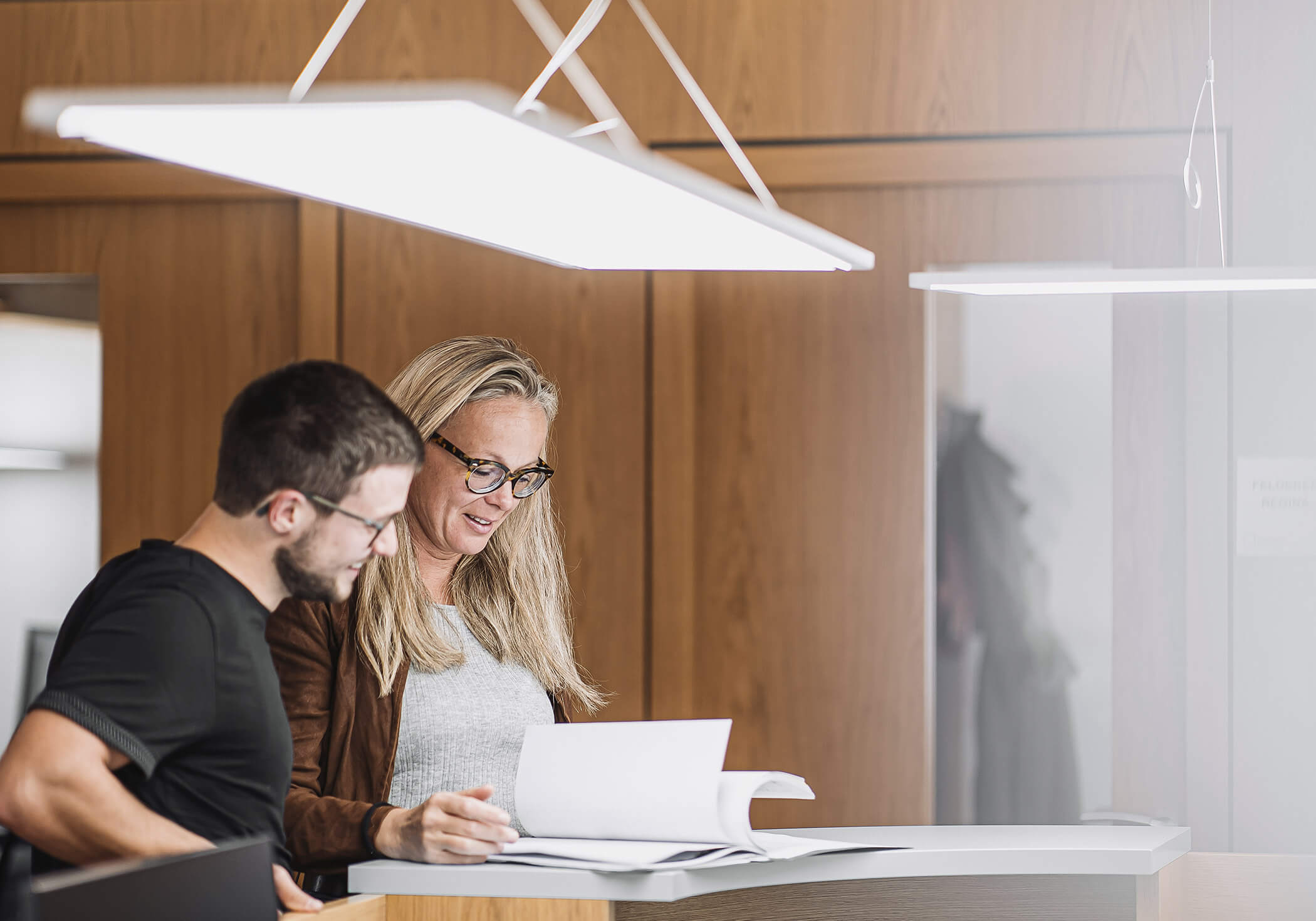 Due colleghi esaminano dei documenti per una consulenza fiscale - Elaborazione dati Steger