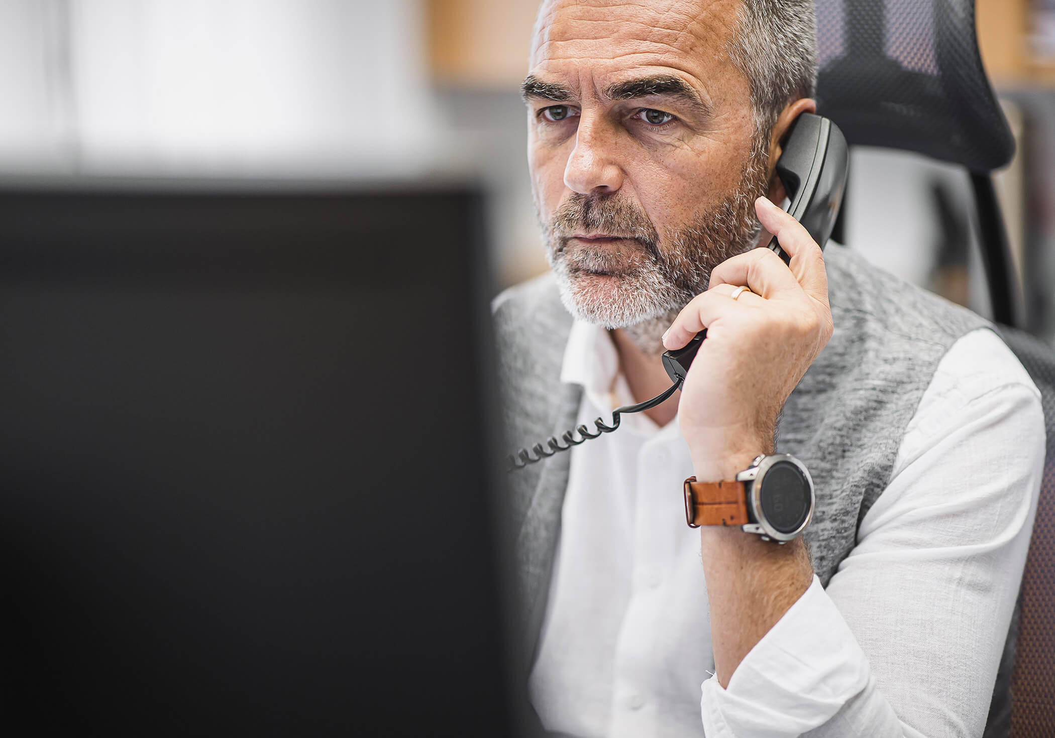Dipendente al telefono per una consulenza fiscale - Elaborazione dati Steger