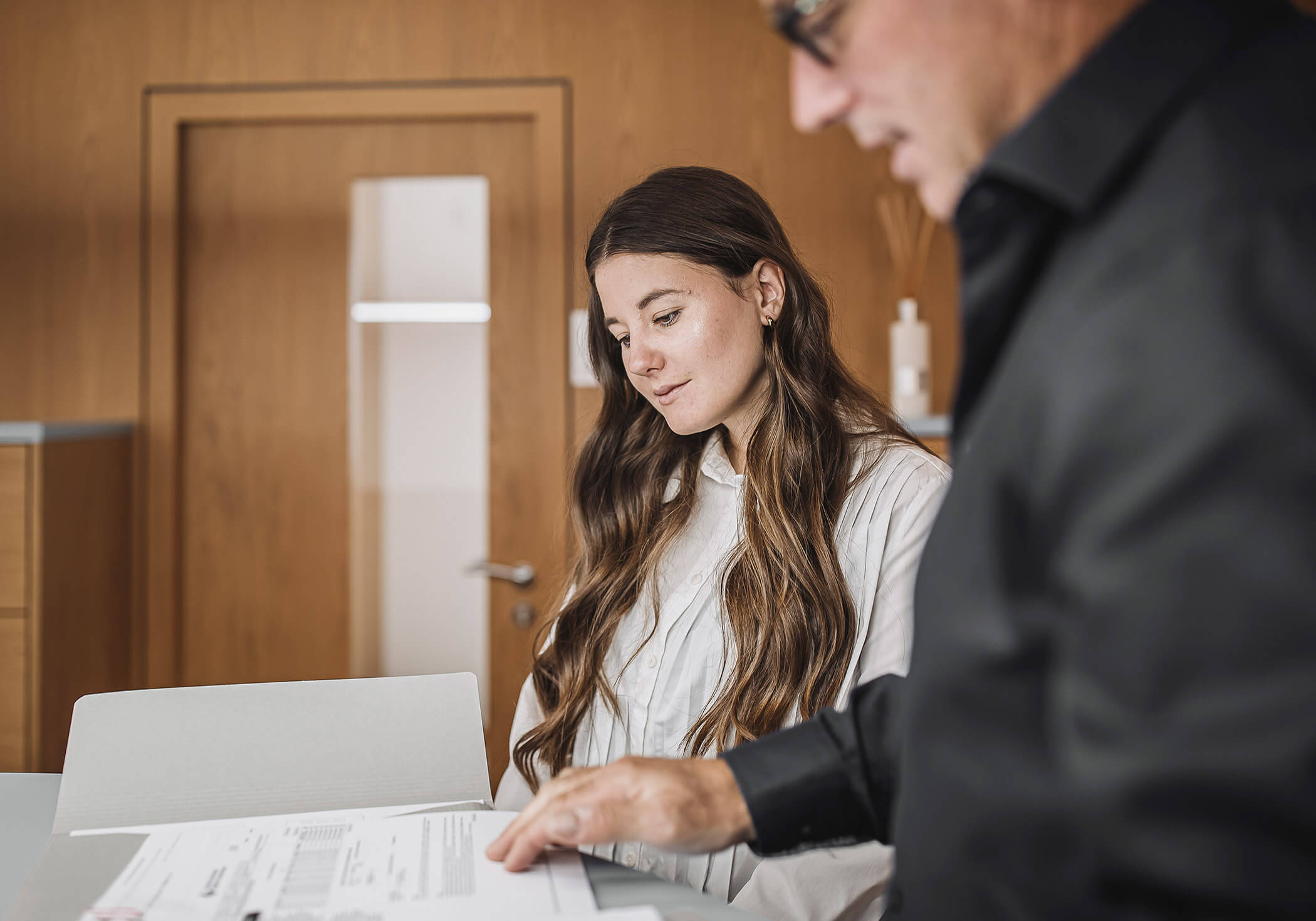 Un dipendente esamina alcuni documenti con un collega - Elaborazione dati Steger