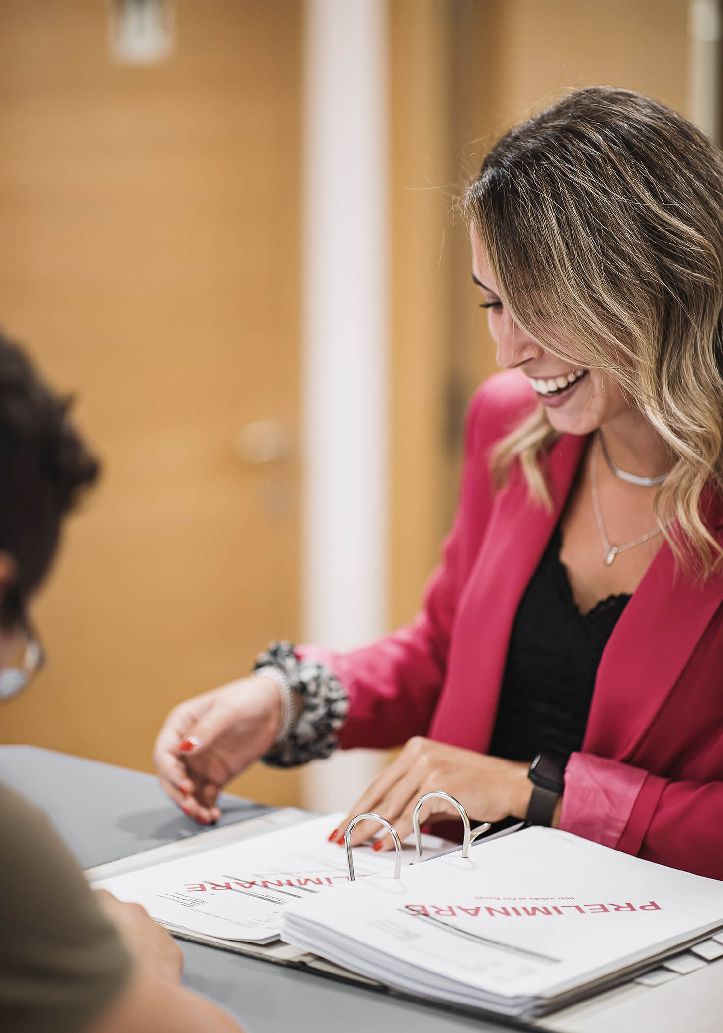 Mitarbeiterin in der Buchhaltung blättert im Kundenordner und sucht die richtigen Unterlagen - Datenverarbeitung Steger