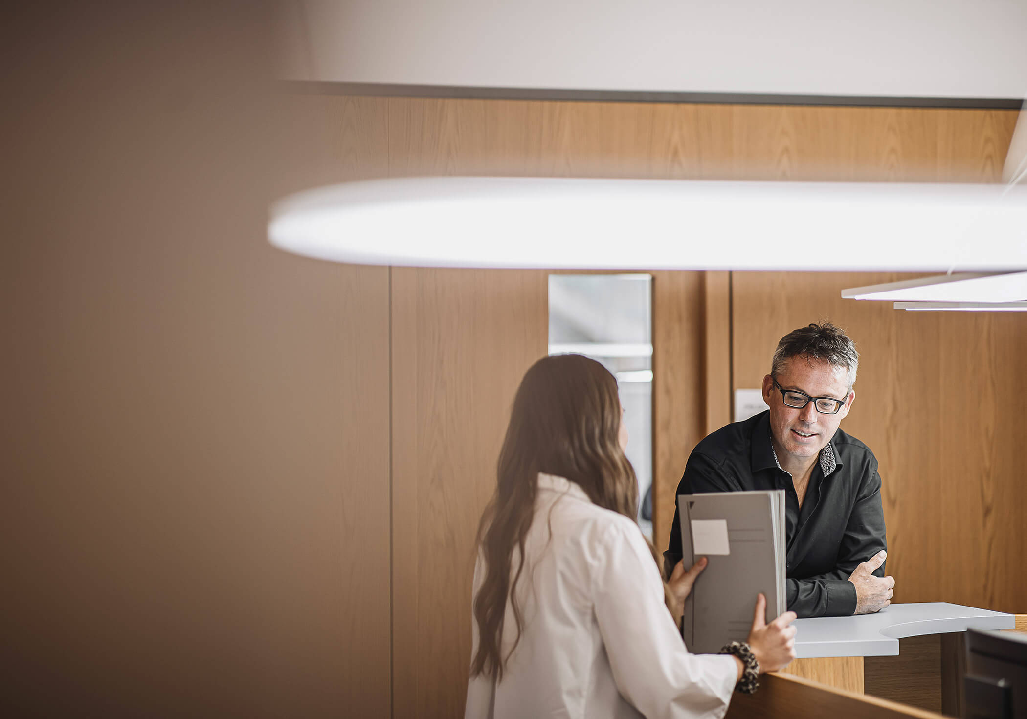 Mitarbeiter führen ein Businessgespräch über Buchhaltung - Datenverarbeitung Steger