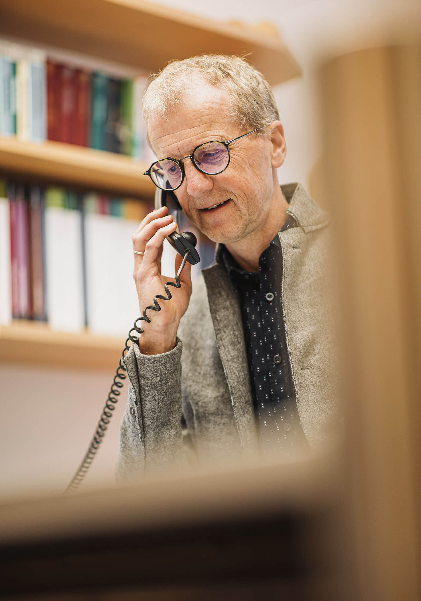 Mitarbeiter der Lohnbuchhaltung am Telefon - Datenverarbeitung Steger