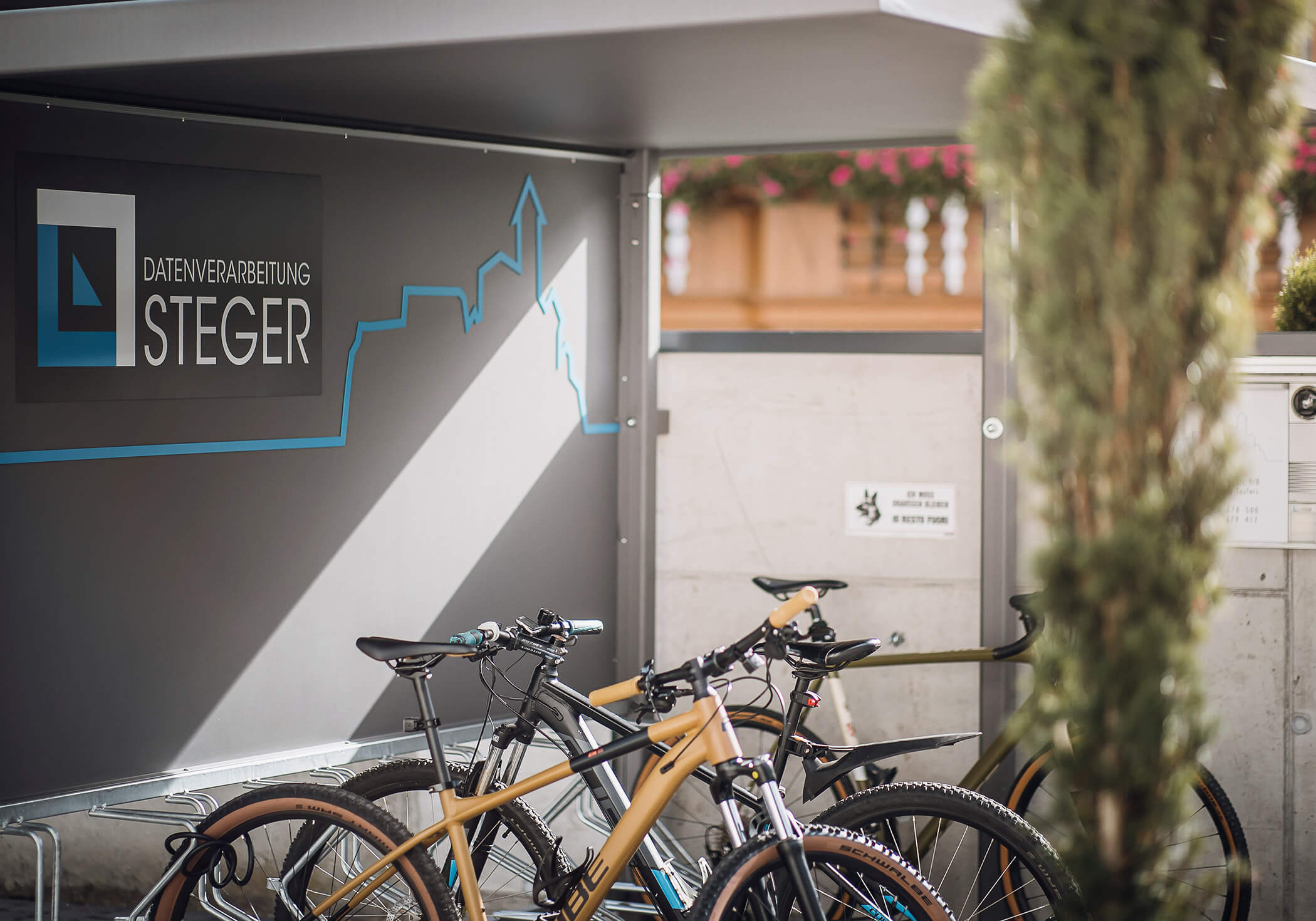 Fahrradständer vor dem Büro - Datenverarbeitung Steger